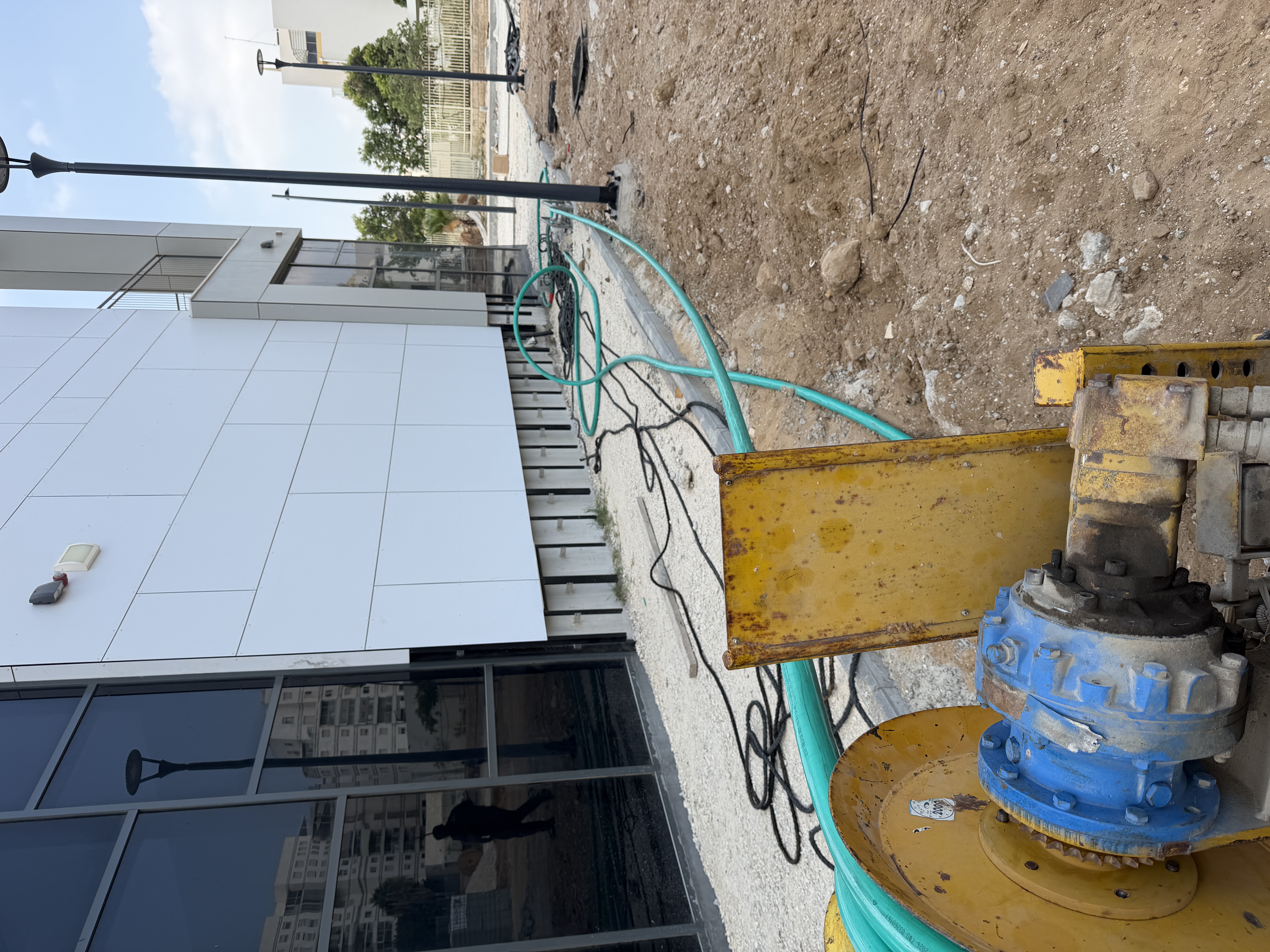 פריסת כבלי חשמל בתוואי הפרויקט בבית התפוצות