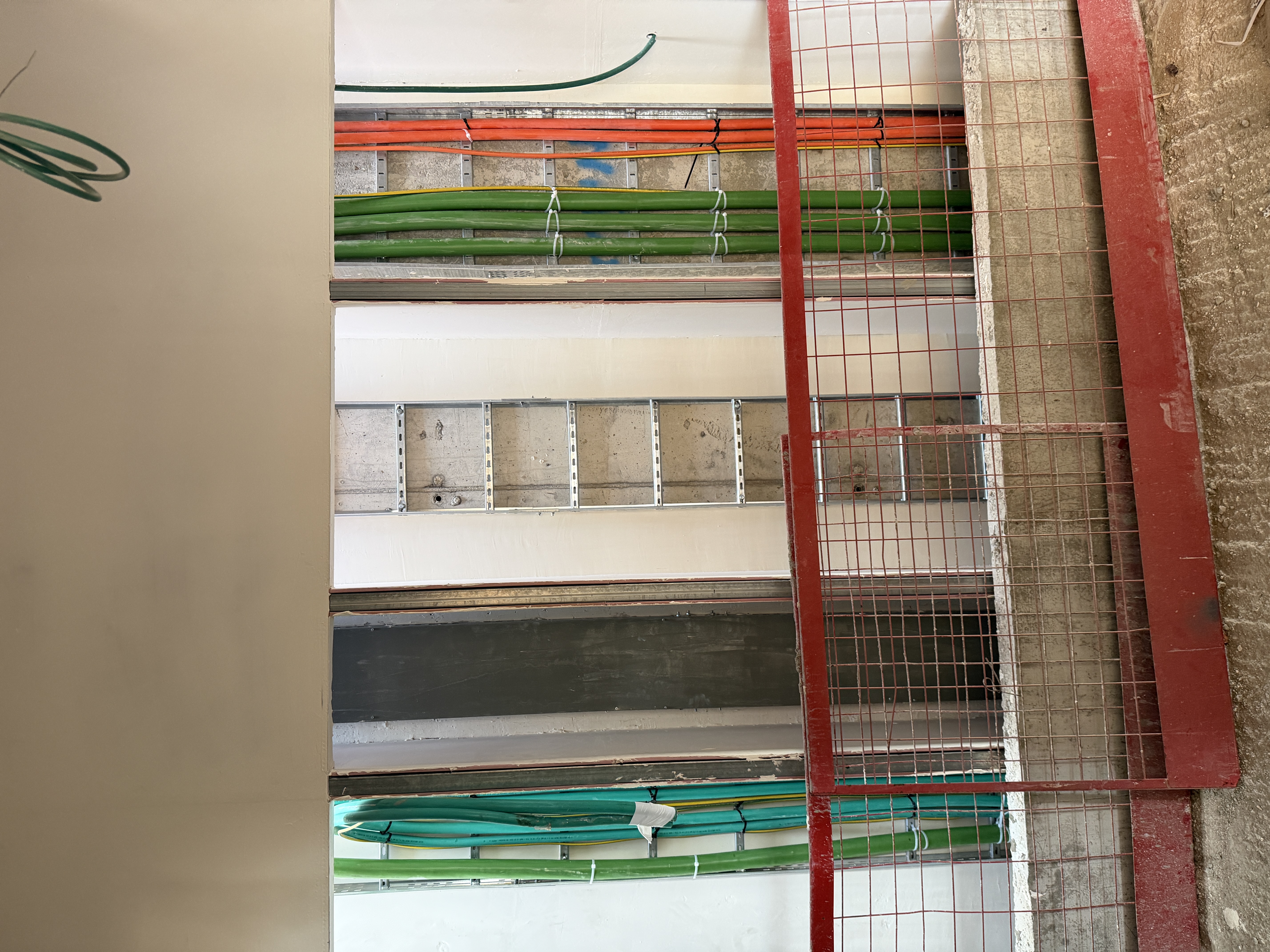 תוואי כבלים בין קומות הבניין — בניין משרדים גדרה א