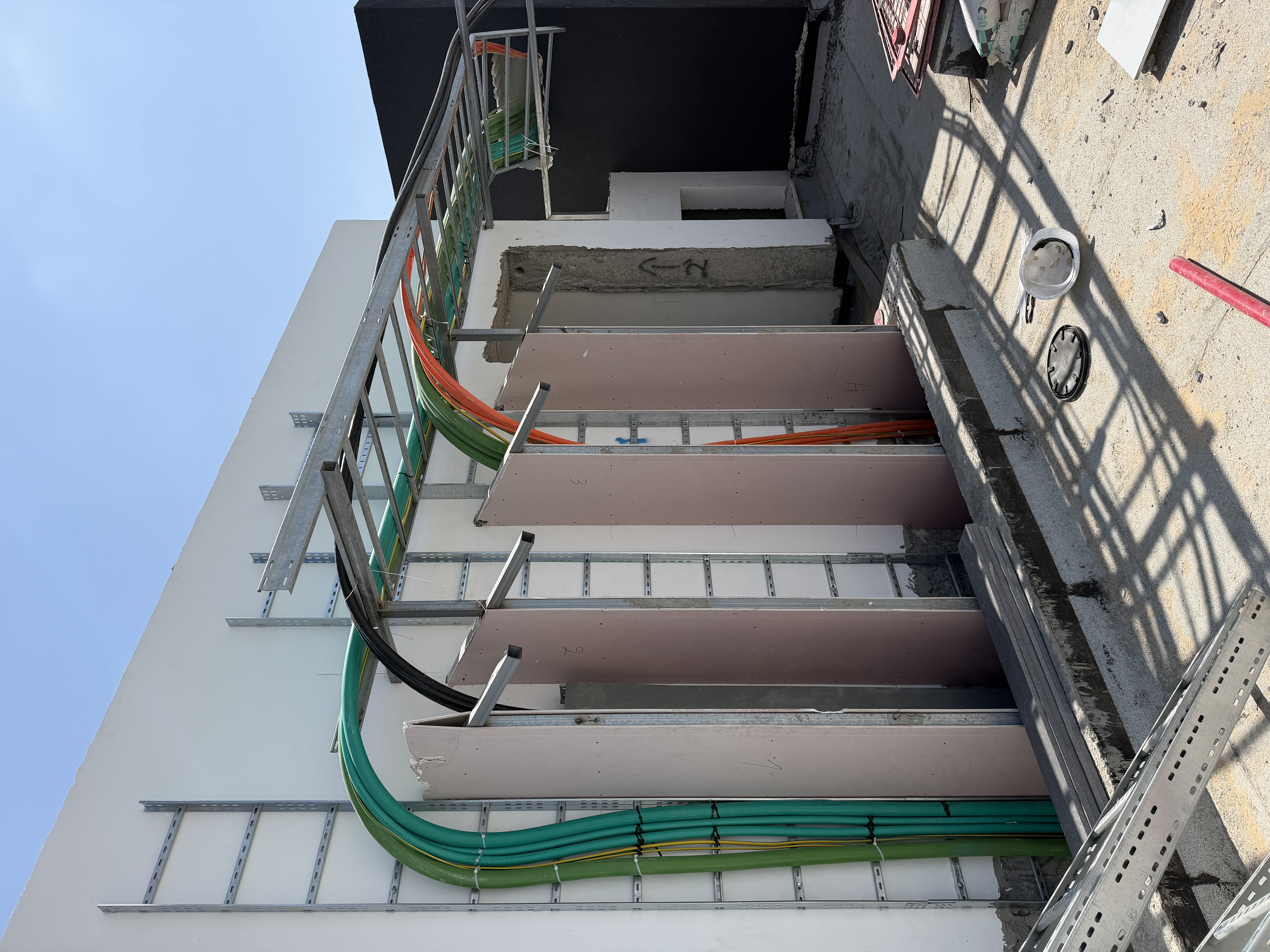 פריסת כבלי חשמל בתוואי הבניין — בניין משרדים גדרה א
