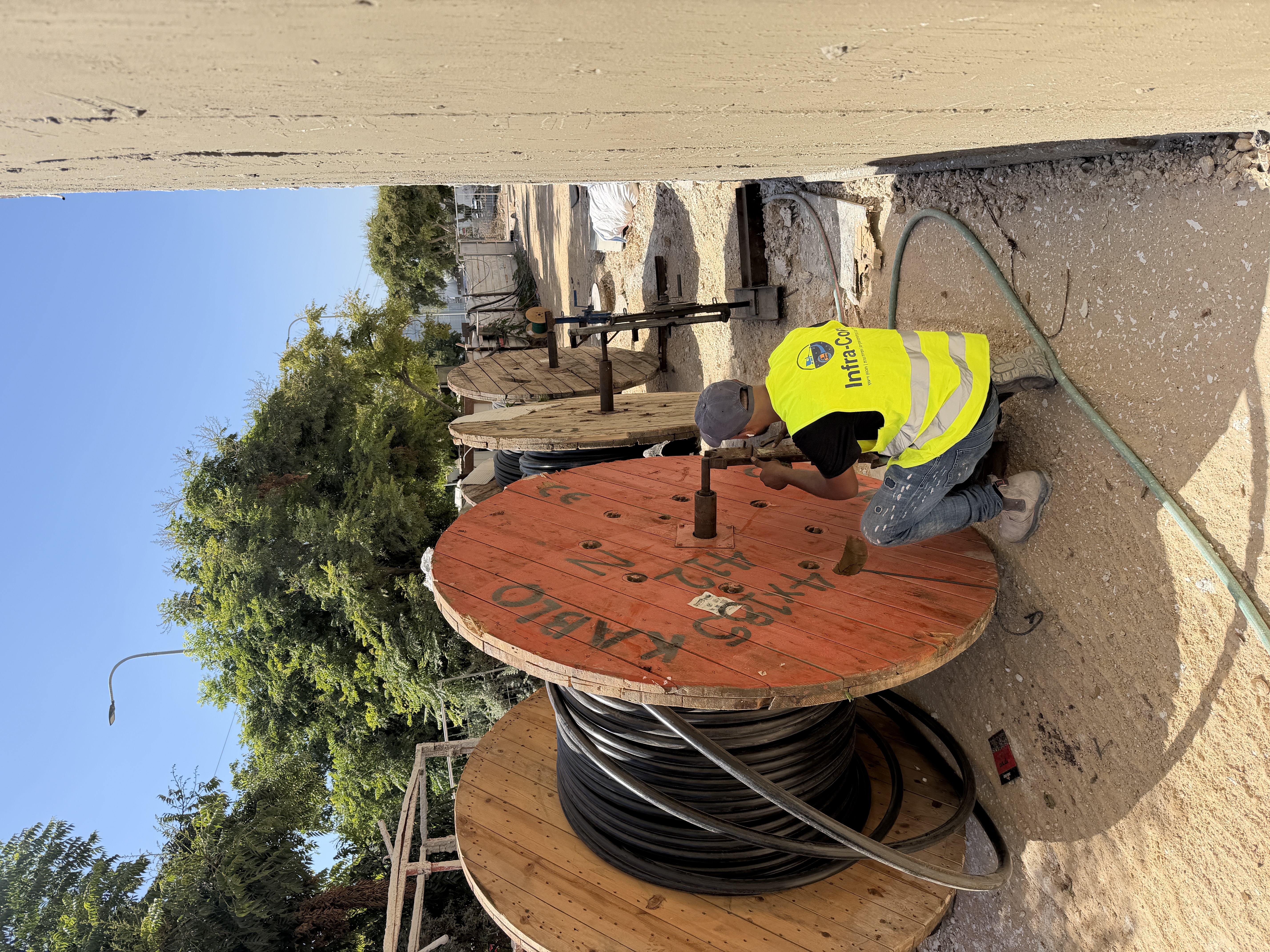 הכנת תוף כבלי חשמל להשחלה — מרכז מסחרי סלדן, גן יבנה