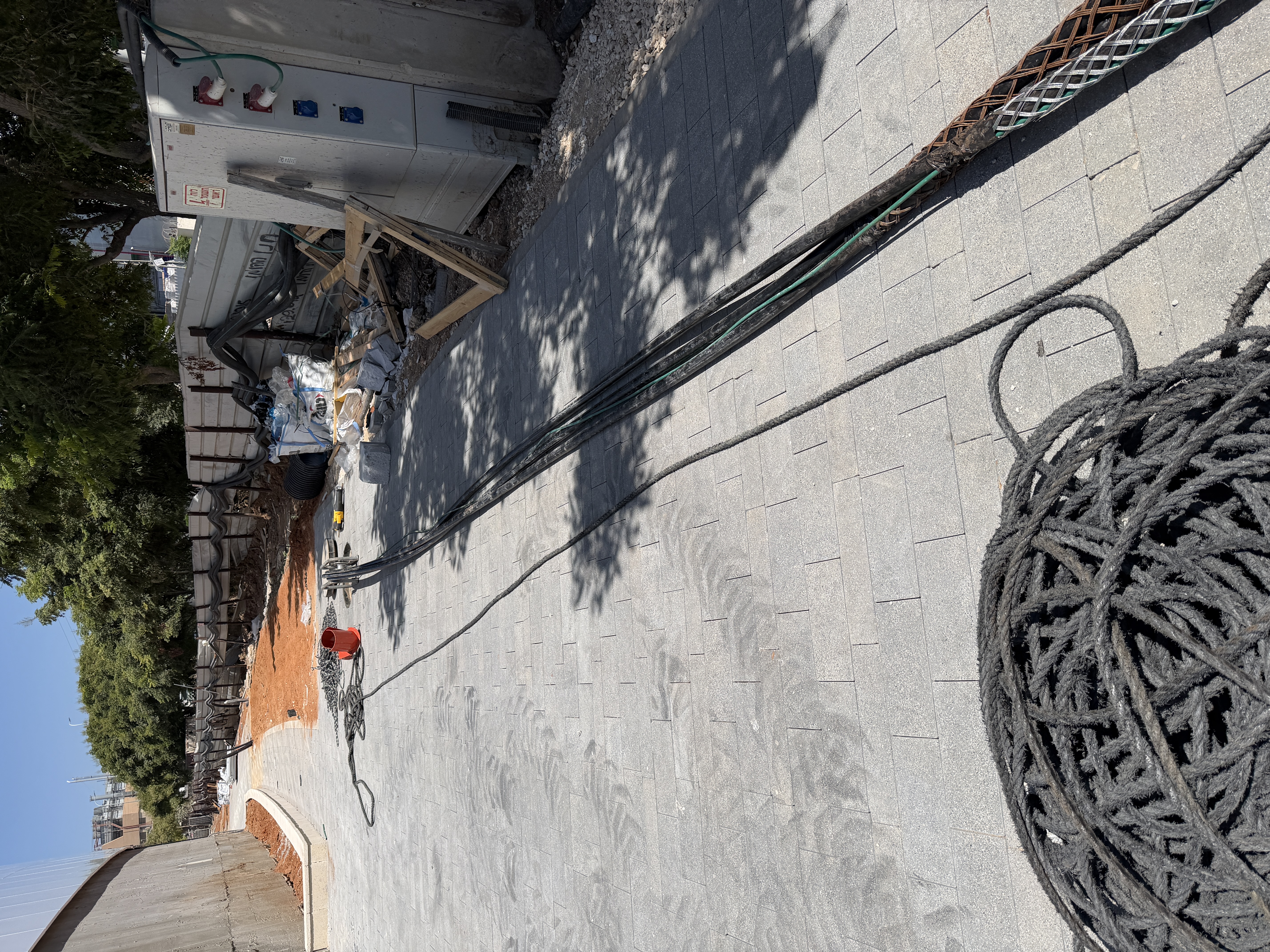 פריסת כבלי חשמל בתוואי הפרויקט — מרכז מסחרי סלדן, גן יבנה