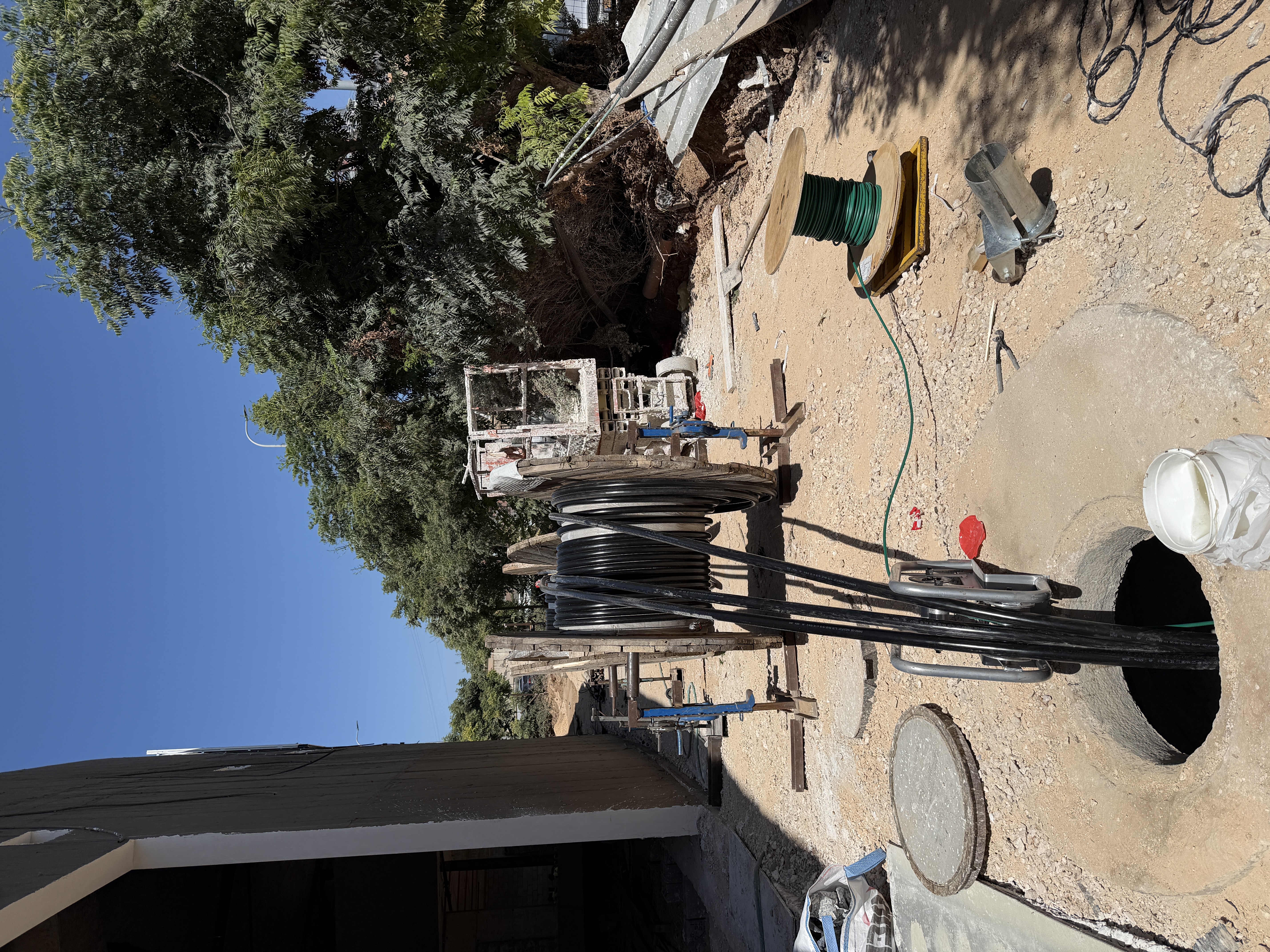 הזנת כבלים מתוף דרך גלגלות לגוב — מרכז מסחרי סלדן, גן יבנה