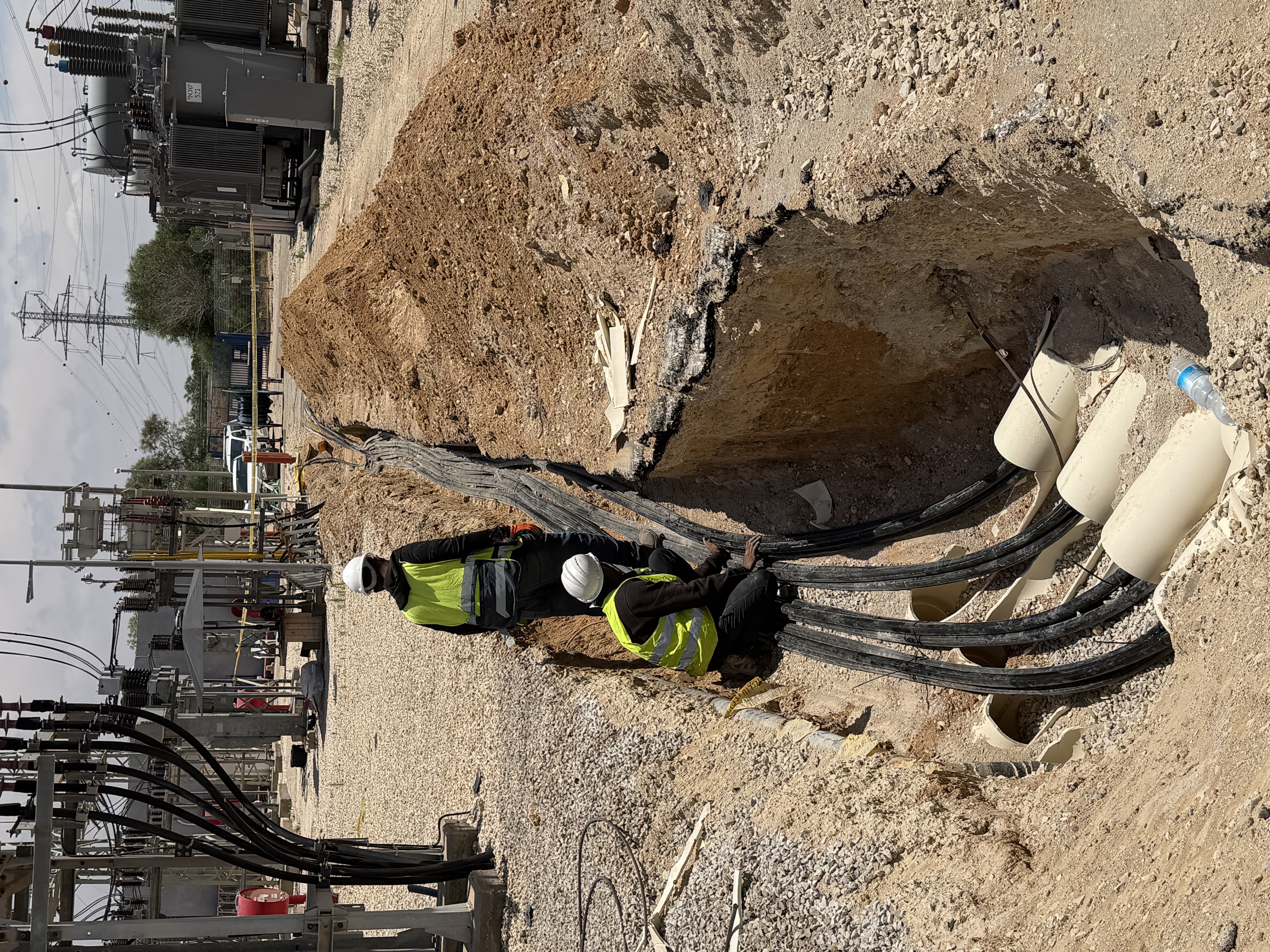 צוות Infra Core בפריסת הכבלים בתוואי התחנה